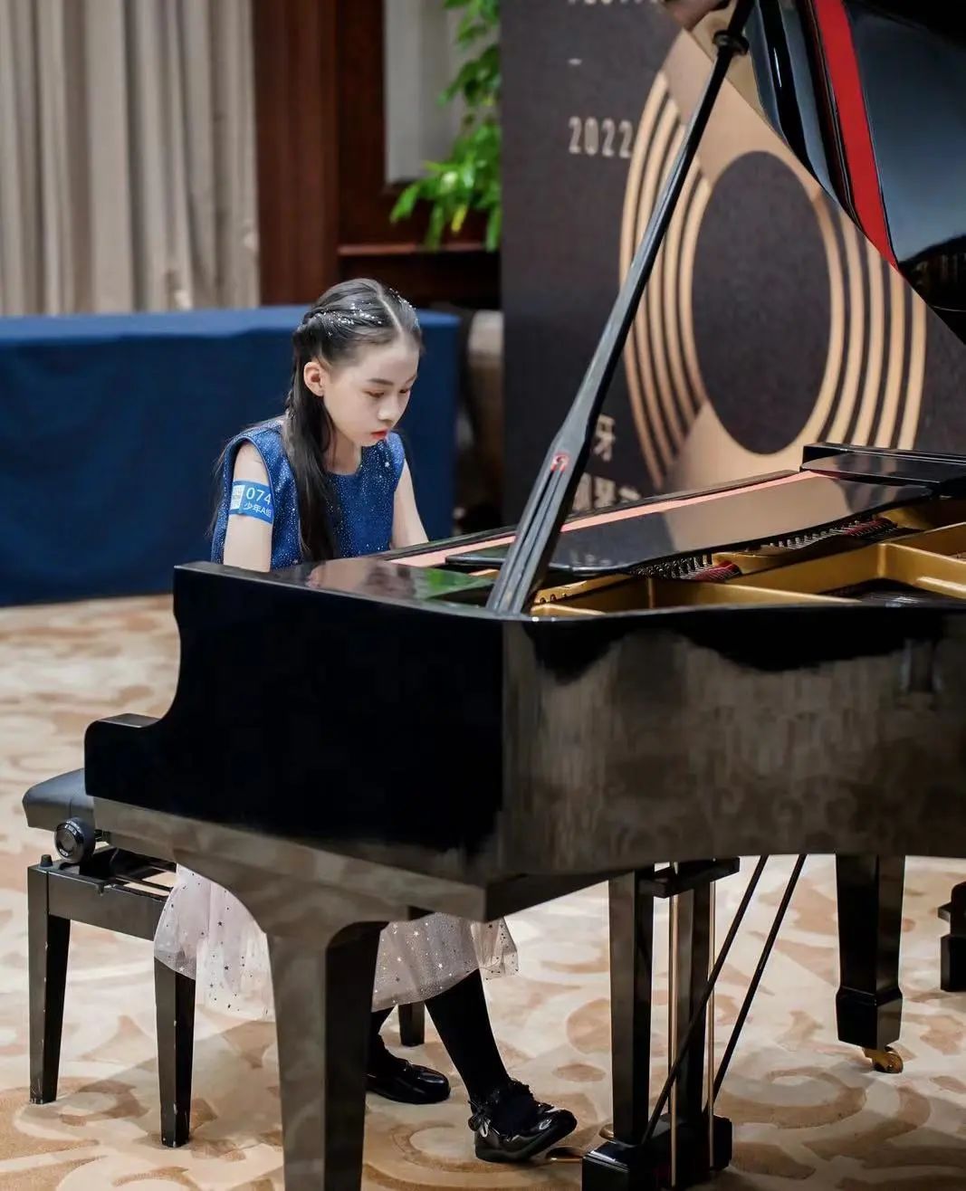 禁区内摔倒就是点球么_足球禁区假摔_足球员在禁区摔倒规则