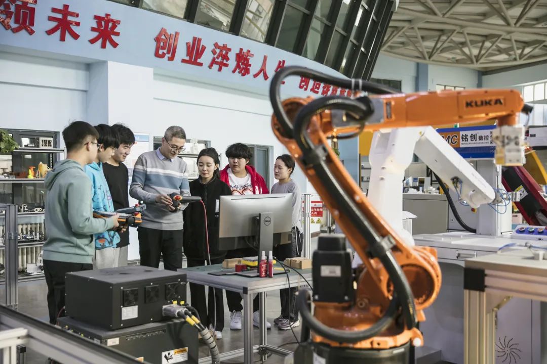 足球杯冠军是谁_中国机器人足球世界杯冠军_中国机器人大赛足球机器人