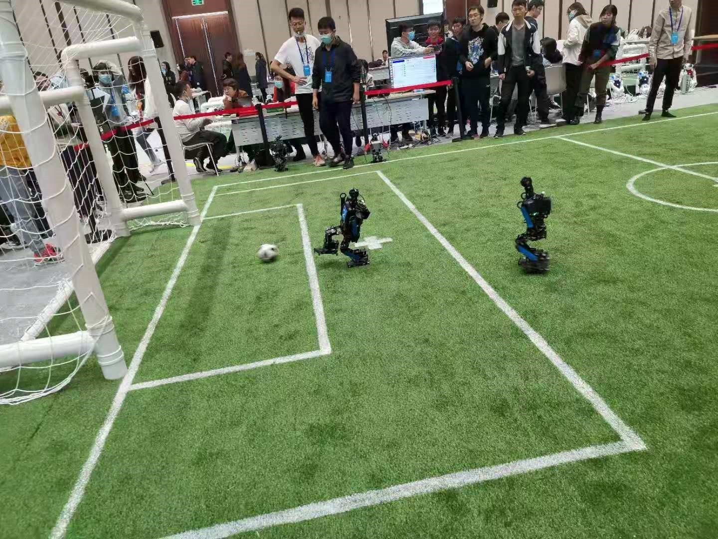 2020RoboCup机器人世界杯中国赛：圆滚小轮与类人形态机器人踢足球萌态与妙